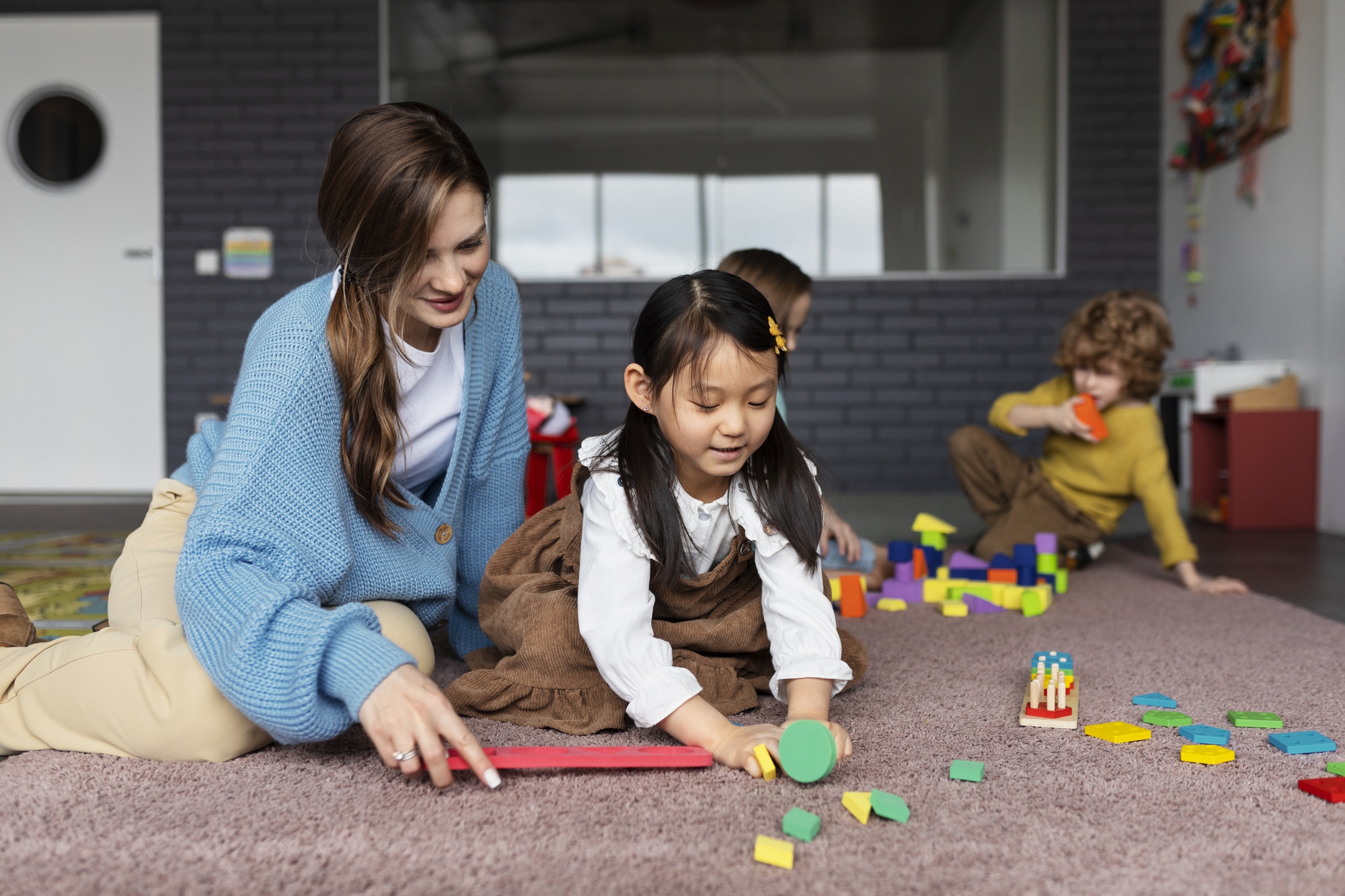 full-shot-smiley-teacher-helping-girl-learn preschool private